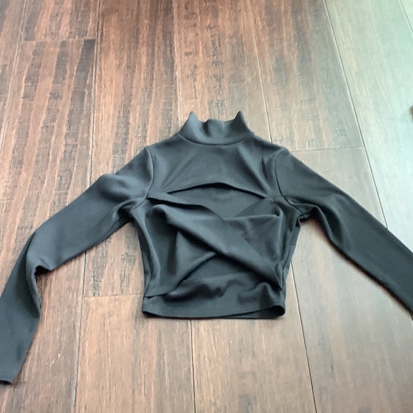 where it crosses is the front - Picture 3 of 3